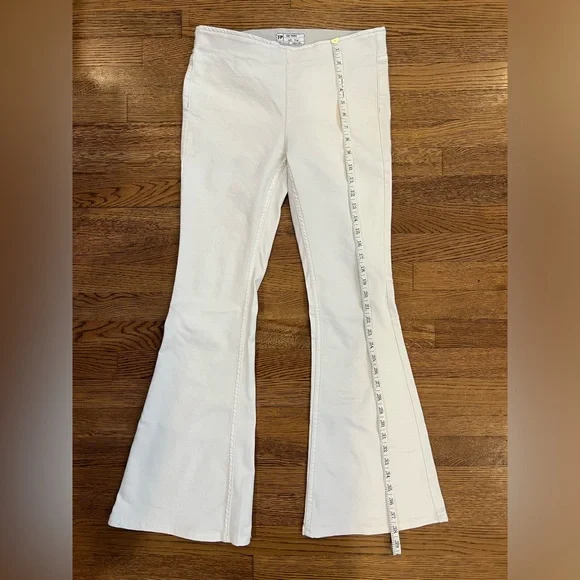 Free People - Pull-On White Flare Jeans - Size 28 - Picture 4 of 7